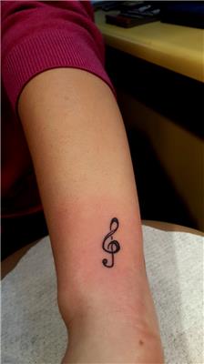 minik-sol-anahtari-dovmesi---minimal-g-key-tattoo