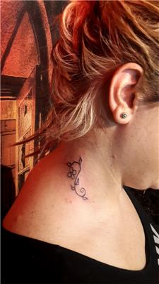 boyuna-sarmasik-cicek-dovmesi---flower-ivy-tattoo-on-neck