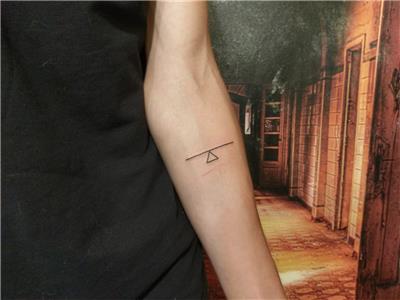 cizgi-ve-ucgen-dovmesi---line-and-triangle-tattoo
