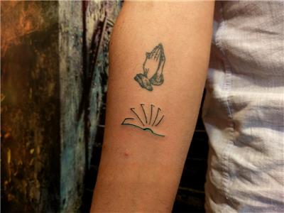 cizgisel-kitap-dovmesi---minimal-book-tattoo