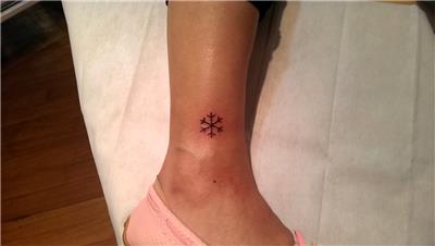 kar-tanesi-dovmesi---snowflake-tattoo