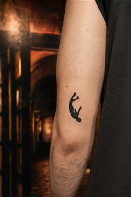 dusen-adam-silueti-dovmesi---falling-man-silhouette-tattoo