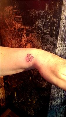 bilege-kucuk-renkli-cicek-dovmesi---flower-tattoos