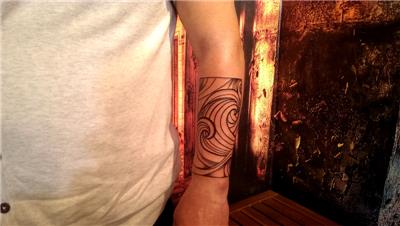 cerceve-icinde-cizgisel-deniz-dalgalari-dovmesi---geometric-waves-line-work-tattoo