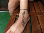 ayak-bilegine-tasli-ve-tuylerden-hal-hal-dovmesi---feather-anklet-tattoo