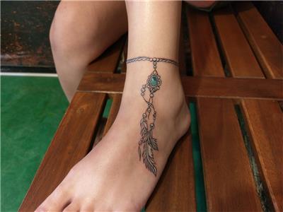 ayak-bilegine-tasli-ve-tuylerden-hal-hal-dovmesi---feather-anklet-tattoo