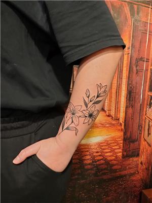 kola-zambak-cicegi-dovmesi---lilium-tattoo-on-arm