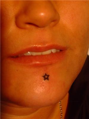 ceneye-yildiz-dovmesi----chin-star-tattoo