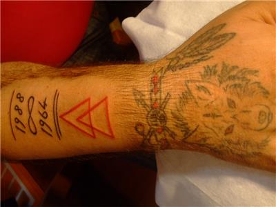 tarih-sonsuzluk-isareti-ve-kirmizi-ucgen-dovmeleri---date-infinity-and-red-triangle-tattoos