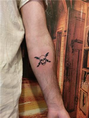 kurukafa-tehlike-yildirim-elektrik-sembolu-dovme---danger-skull-lightning-electric-symbol-tattoo