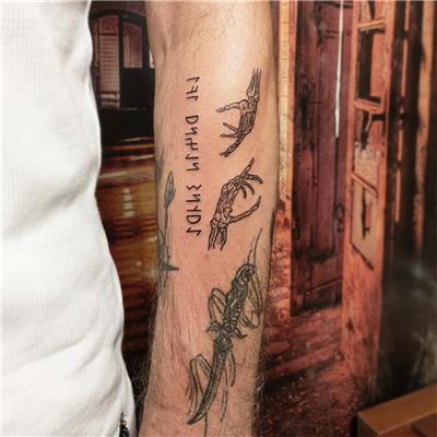 iskelet-eller-ve-gokturkce-yazi-dovmesi---skeleton-hands-tattoo