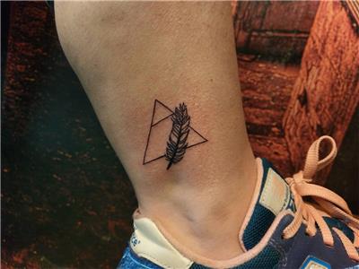 ucgen-ve-tuy-dovmesi---triangle-and-feather-tattoo