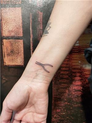 minimal-kargaburun-dovmesi---long-nose-pliers-tattoo