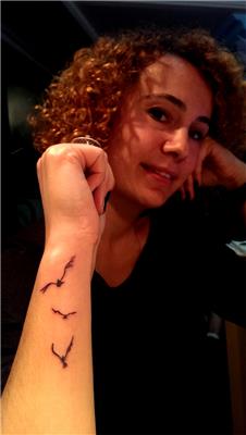 bilekte-ucan-kuslar--dovmesi---flying-birds-tattoo