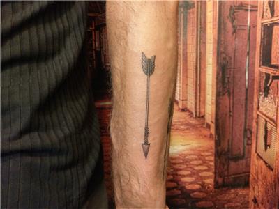 kol-uzerine-ok-dovmesi---arrow-tattoo-on-arm