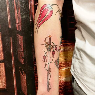 kilic-ve-laleler-dovmesi---sword-and-tulip-tattoo
