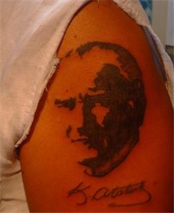 Silet Mustafa Kemal Atatrk Portresi ve mzas Dvme / Atatrk Portrait and Signature Tattoo