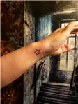 el-bilek-minik-yildiz-dovmesi---small-star-tattoo