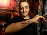 tuy-sonsuzluk-ve-isim-dovmesi---feather-with-infinity-name-tattoo