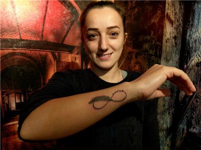 tuy-sonsuzluk-ve-isim-dovmesi---feather-with-infinity-name-tattoo