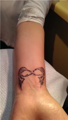 aile-isimleri-sonsuzluk-isareti-ve-melek-kanadi-dovmesi---name-with-infinity-symbol-and-wing-tattoo