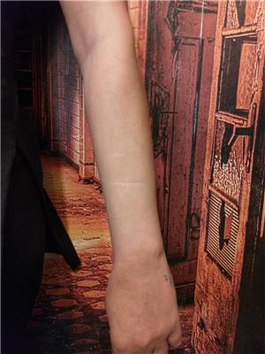 yara-kesin-izi-uzerine-latince-yazi-dovmesi---scar-cover-up-tattoo