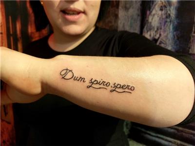 latince-yazi-dovmesi-dum-spirospero-latin-tattoo