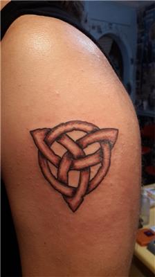 triquetra-kelt-motifi-dovmesi---triquetra-tattoo