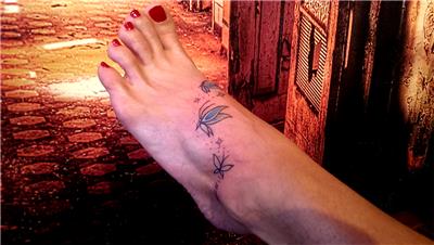 ayak-uzerine-renkli-kelebek--ve-yildiz-dovmeleri---butterflies-and-stars-tattoo-on-foot