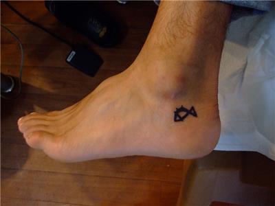 balik-burcu-sembolu-dovmesi---pisces-fish-tattoo