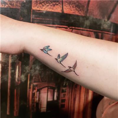 ucan-renkli-kuslar-dovmesi---colourful-flying-birds-tattoo