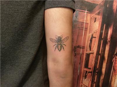 kralice-ari-dovmesi---queen-bee-tattoo