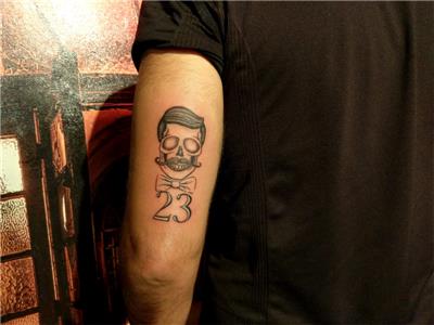 kuru-kafa-ve-23-dovmesi---stayin-classy-skull-and-23-tattoo