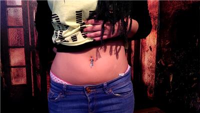 tuy-boncuk-gobek-piercing-ile-delim-navel-piercing