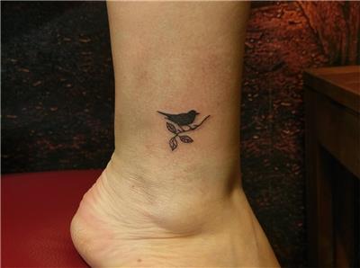 minimal-dal-uzerinde-kus-dovmesi---minimal-bird-on-branch-tattoo