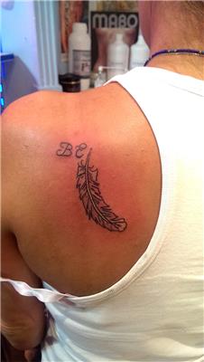 omuza-tuy-ve-b-e-harfleri-dovmesi---feather-and-letter-tattoos-