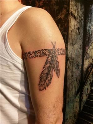 maori-kol-bandi-ve-kizilderili-tuyleri-dovmesi---maori-arm-band-and-indian-feathers-tattoo