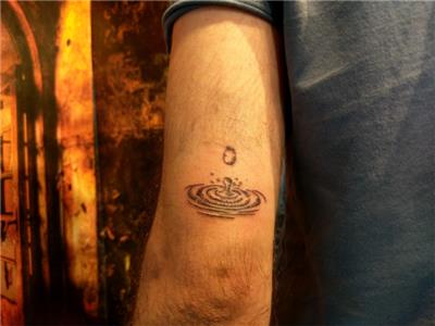 su-damlasi-su-halkalari-dovmesi---water-drop-and-circle-tattoo