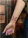 capraz-oklar-tarih-isim-bas-harfleri-sevgili-dovmesi---crossed-arrows-date-couple-tattoos