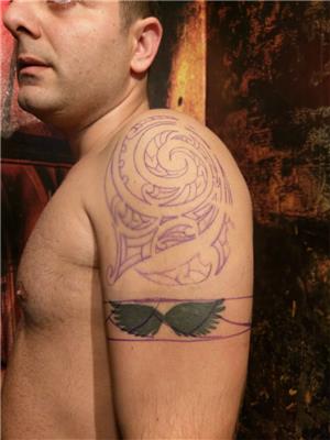 kanat-dovmesi-uzerine-tribal-omuz-dovmesi-ve-kol-bandi---wing-tattoo-cover-up-with-tribal-and-band-tattoo