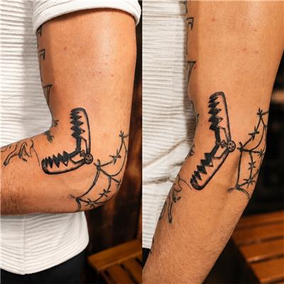 kola-acilir-kapanir-kapan-dovmesi---trap-tattoo