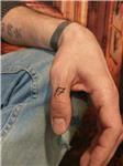 parmak-uzerine-17-dovmesi---17-tattoo-on-finger