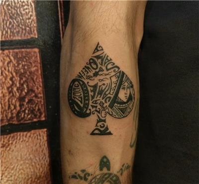 maca-iskambil-kagidi-ve-yazilar-dovmesi---spade-tattoo