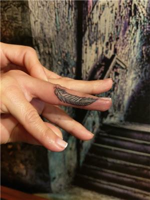 parmak-yazi-isim-tuy-ile-kapatma-dovmesi---finger-name-tattoo-cover-up-with-feather