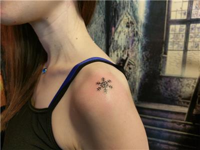 omuz-basina-minimal-kar-tanesi-dovmesi---minimal-snowflake-tattoo