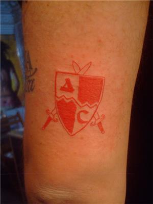 kirmizi-kilic-ve-kalkan-dovmesi---sword-shield-red-tattoo