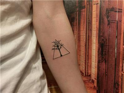 ucgen-icinde-agac-dovmesi---tree-in-triangle-tattoo