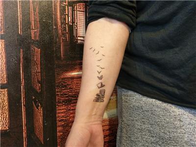 kitaplar-ve-ucusan-kuslar-dovmesi---books-and-flying-birds-tattoo