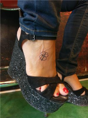 ayak-uzerine-minimal-yonca-dovmesi---clover-tattoo-on-foot