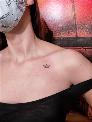minimal-tac-dovmesi---minimal-crown-tattoo
